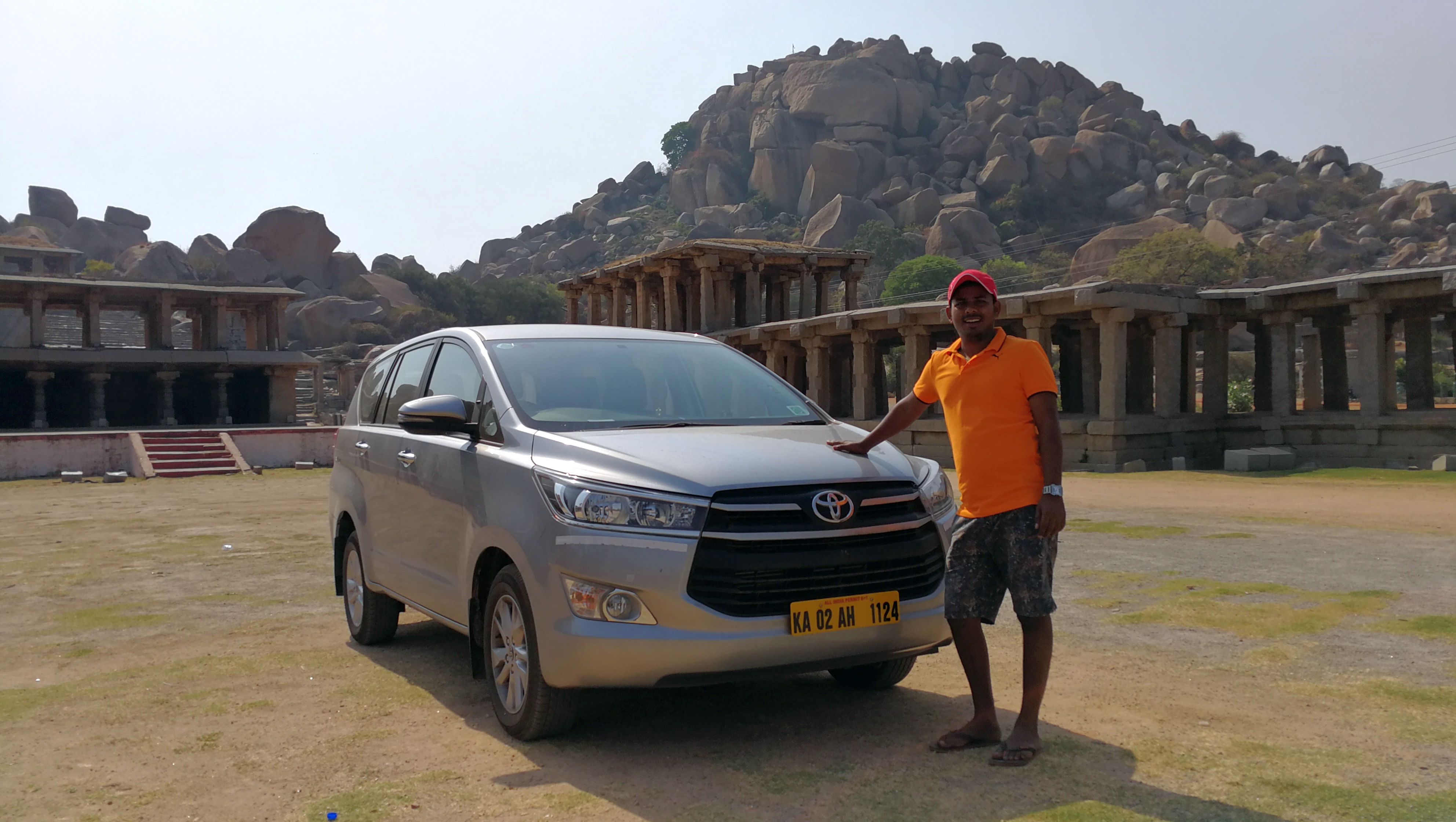 Hanumanth G's Toyota Innova Crysta vor der beeindruckenden Felsenkulisse von / in front of the impressive rocky backdrop of Hampi, Karnataka
